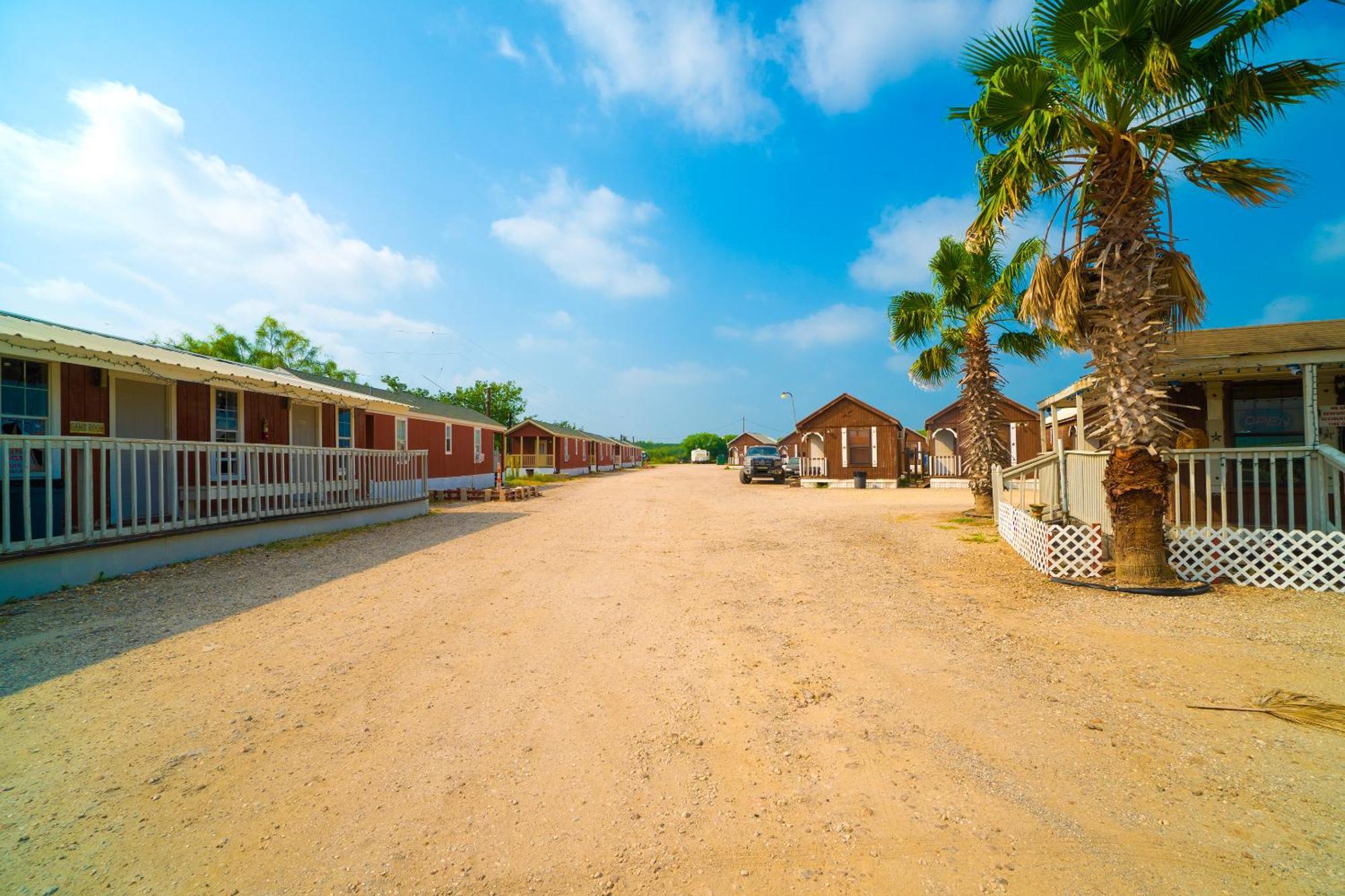 Grand Eagle Ford Lodge & Rv Park Tilden ภายนอก รูปภาพ