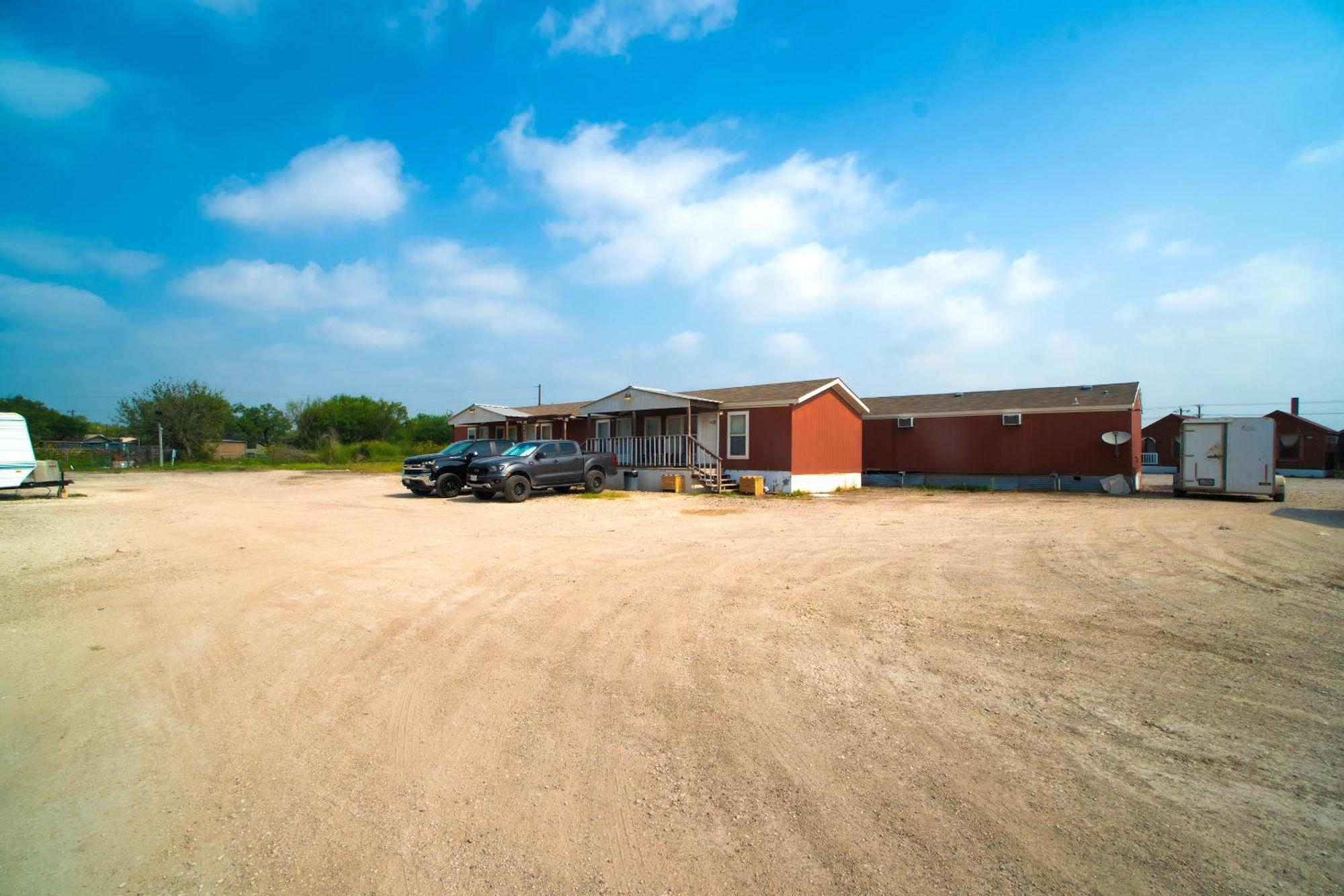 Grand Eagle Ford Lodge & Rv Park Tilden ภายนอก รูปภาพ
