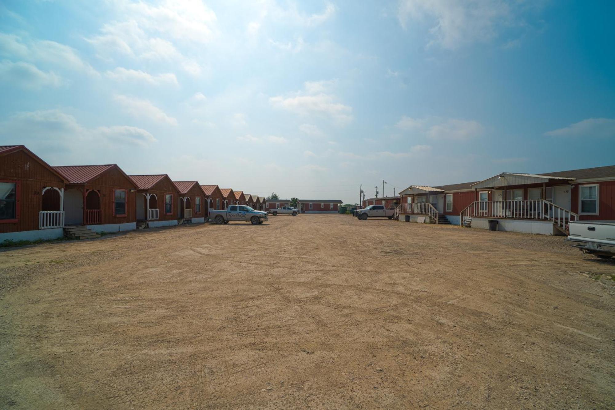 Grand Eagle Ford Lodge & Rv Park Tilden ภายนอก รูปภาพ