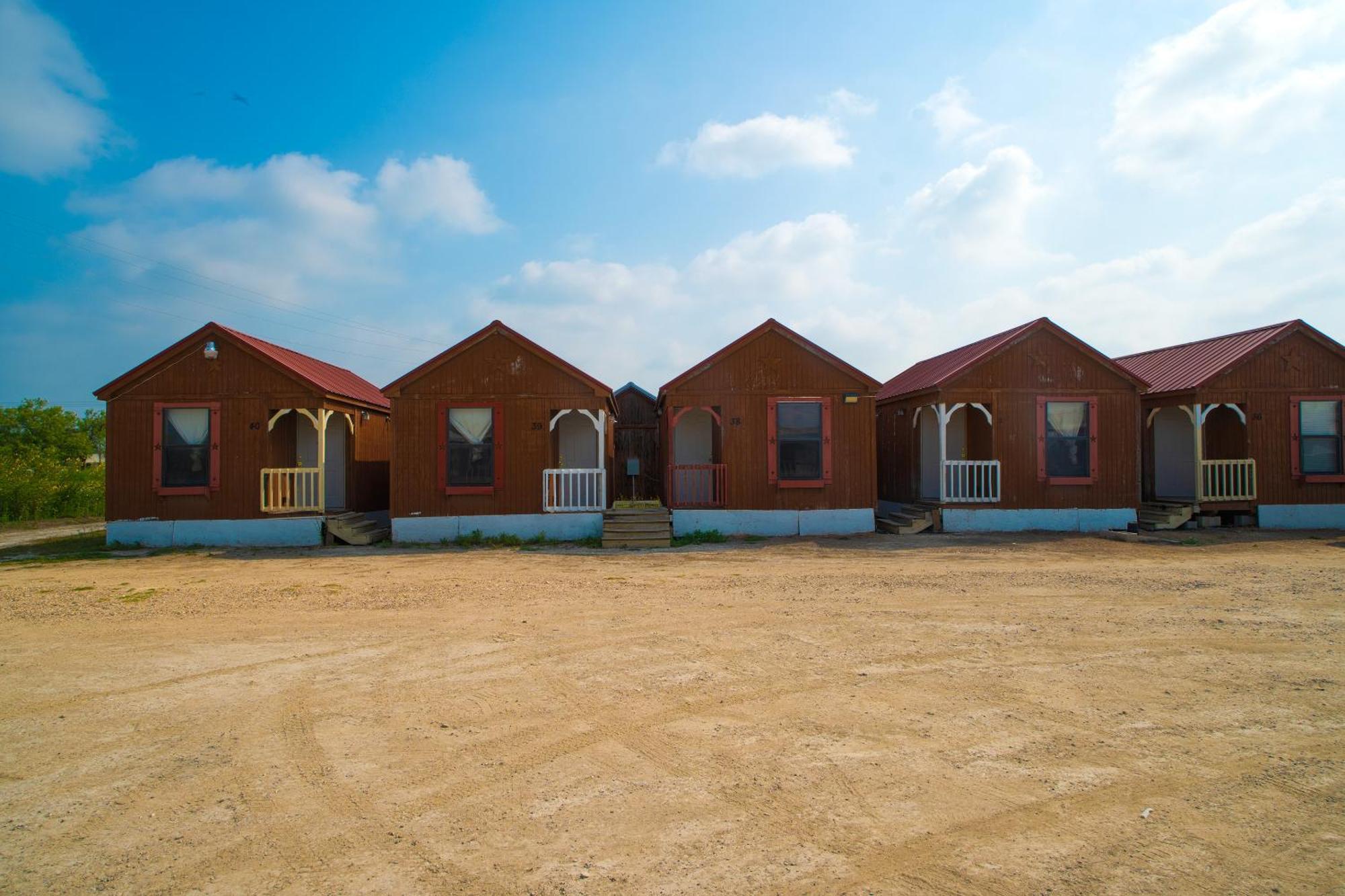 Grand Eagle Ford Lodge & Rv Park Tilden ภายนอก รูปภาพ