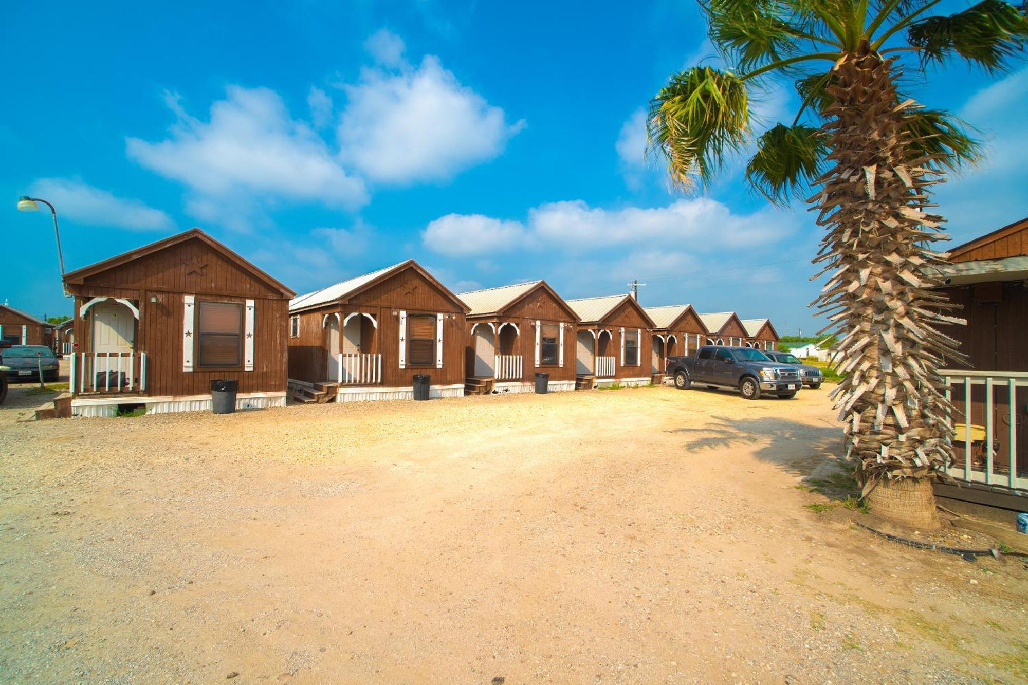 Grand Eagle Ford Lodge & Rv Park Tilden ภายนอก รูปภาพ