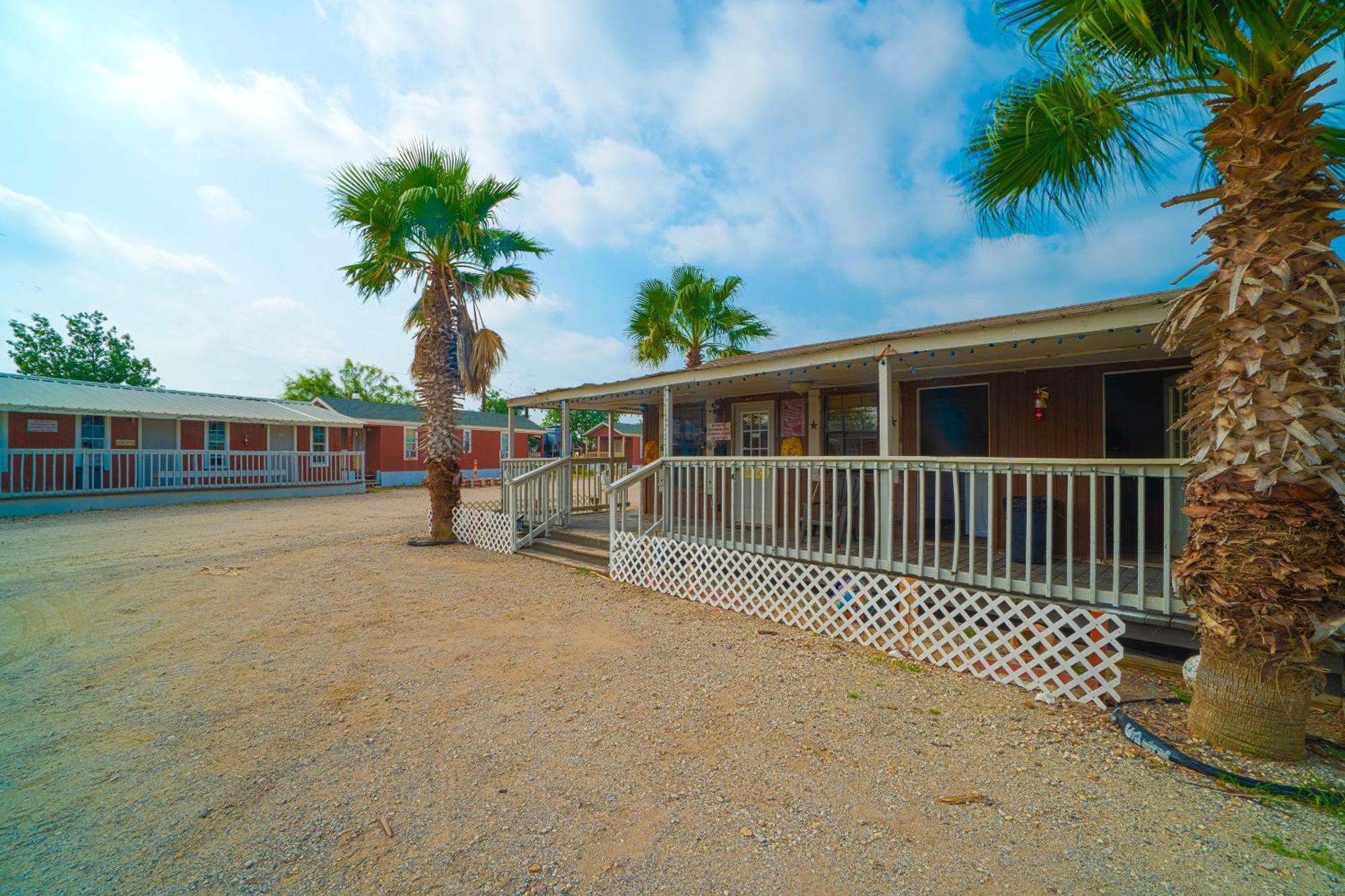 Grand Eagle Ford Lodge & Rv Park Tilden ภายนอก รูปภาพ